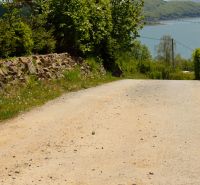 Befestigter Weg, Mülleimer und Blick auf den See in Neue Kelča, Erholungsgrundstücke.
