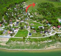 Luftaufnahme des Ferienhausgebiets am Stausee in Nová Kelča.