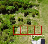 Erholungsgrundstücke in Nová Kelča, umgeben von Grün, durch rote Linien getrennt.