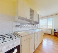 Küche in einer 2-Zimmer-Wohnung mit einem Gasherd und einem Boden in Holzoptik.