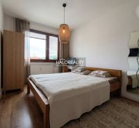 Schlafzimmer in einer 3-Zimmer-Wohnung mit einem Bett und einem Boden in Holzoptik.