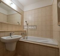 Badezimmer in einer 3-Zimmer-Wohnung mit Badewanne, Waschbecken und einem großen Spiegel an der Wand.