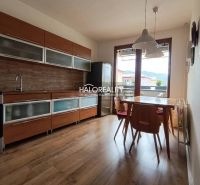 Küche in einer 3-Zimmer-Wohnung mit Holzboden und Esstisch.