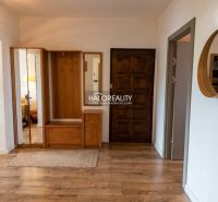 Diele in einer 3-Zimmer-Wohnung mit einem Boden in Holzoptik und Holzschränken.