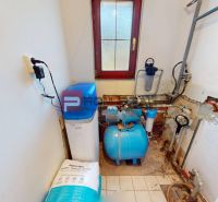 Wasserwerk und Wasseraufbereitungsanlage im Einfamilienhaus mit einem Notstromgerät an der Wand.