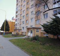Ein Containerhaus in der G. Svoboda Straße in Prešov mit einem Vorgarten und einem Gehweg zu einer 2-Zimmer-Wohnung.