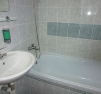 Badezimmer in einer 2-Zimmer-Wohnung mit Badewanne und Waschbecken.