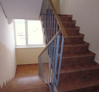 Eine Treppe mit Fenster und Geländer in einer 2-Zimmer-Wohnung.