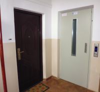 Eingang zur 2-Zimmer-Wohnung mit benachbartem Aufzug im Wohngebäude.