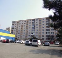 Ein Wohnhaus mit geparkten Autos in der G. Svobodu Straße in Prešov bietet 2-Zimmer-Wohnungen an.