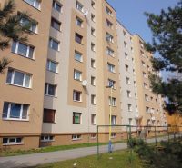 Ein Wohnhaus in der G.Svoboda-Straße in Prešov, umgeben von Grünflächen und einem Gehweg.