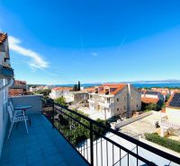 Brač bietet aus der Ferienwohnung einen wunderschönen Blick auf das Meer und die Dächer der Häuser.