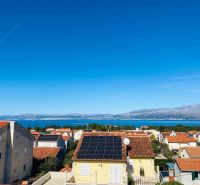 Meerblick und Dächer von Häusern bei einer Ferienwohnung auf Brač.