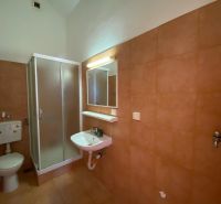 Badezimmer in einer Ferienwohnung mit Waschbecken und Duschkabine.