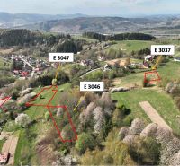 Landwirtschaftliche und forstwirtschaftliche Grundstücke in Svrčinovec mit hervorgehobenen Parzellen und umliegender Landschaft.
