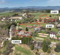 Luftaufnahme von landwirtschaftlichen und forstwirtschaftlichen Flächen in Svrčinovec mit markierten Parzellen.