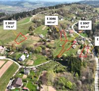 Luftaufnahme von landwirtschaftlichen und forstwirtschaftlichen Flächen in Svrčinovec mit markierten Parzellen.