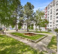 Ein Hof voller Grün mit Bänken und einem Sandkasten in der Kríkova-Straße, Bratislava - Vrakuňa.