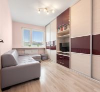 Wohnzimmer in einer 3-Zimmer-Wohnung mit Holzboden und Ecksofa.