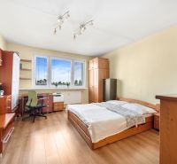 Schlafzimmer in einer 3-Zimmer-Wohnung mit Bett, Schreibtisch und Boden in Holzoptik.