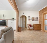 Wohnzimmer in einer 3-Zimmer-Wohnung mit Holzboden und Möbeln.