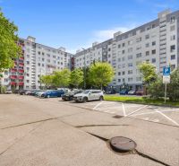 Parkplatz vor dem Wohnhaus in der Kríkova-Straße in Bratislava, Vrakuňa.