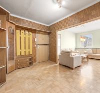 Flur mit Holzdekor und Eingang zum Wohnzimmer in einer 3-Zimmer-Wohnung.