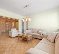 Wohnzimmer in einer 3-Zimmer-Wohnung mit Sofas und Holzboden.
