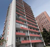 Hochhaus in der Račianska-Straße in BAIII für eine 2-Zimmer-Wohnung.