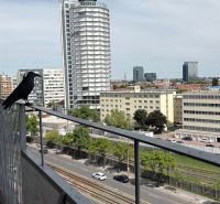 Blick vom Balkon einer 2-Zimmer-Wohnung in der Račianska-Straße in BAIII mit Panoramablick auf die Stadt.