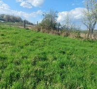 Grundstücke zum Wohnen im Dorf Budiná, grüne Weiden und eingezäunte Flächen.