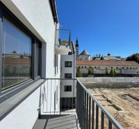 Der Balkon einer 2-Zimmer-Wohnung in der Jarkova-Straße in Prešov mit Blick auf die Stadtpanorama.