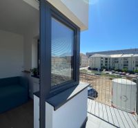 Balkon einer 2-Zimmer-Wohnung mit Blick auf die Jarková-Straße in Prešov.