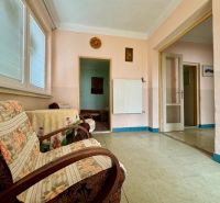 Wohnzimmer mit bequemen Sesseln und dekoriertem Tisch in einem Einfamilienhaus.