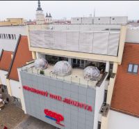 Kaufhaus Jednota am Dreifaltigkeitsplatz in Trnava mit Gastronomiebereichen auf der Terrasse.