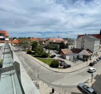Blick vom Dreifaltigkeitsplatz in Trnava auf den Parkplatz und die umliegenden Gebäude.