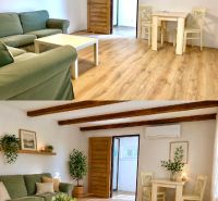 Wohnzimmer mit Sofa und Tisch, Boden mit Holzdekor, Einfamilienhaus.