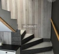 Treppe mit Holzverkleidung und Fliesen in einem Einfamilienhaus.