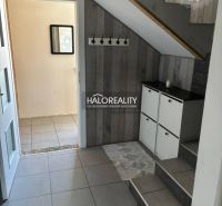 Innenraum eines Einfamilienhauses mit Treppe, Schrank und Garderobe, Boden mit Holzdekor.
