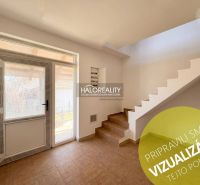 Innenraum eines Einfamilienhauses mit Treppe, Fliesen und Glastüren.