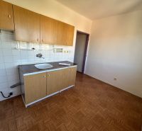 Küche in einer 2-Zimmer-Wohnung mit Holzboden und Küchenzeile.