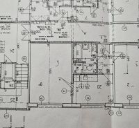 Grundriss einer 2-Zimmer-Wohnung, der die Anordnung der Räume und Installationen darstellt.
