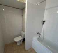Badezimmer in einer 2-Zimmer-Wohnung mit Badewanne und Toilette.