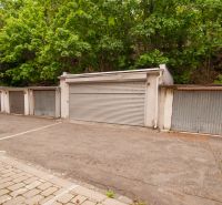 Die Außenansicht der Garage in der Beblavého Straße in Bratislava - Altstadt zwischen dem Grün.
