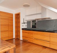 Küche in einer 3-Zimmer-Wohnung mit Küchenzeile und Holzboden.