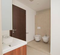 Badezimmer mit Dusche, Waschbecken, Toilette und Bidet in einer 3-Zimmer-Wohnung.