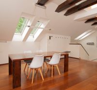 Helles Esszimmer in einer 3-Zimmer-Wohnung mit Holzboden und Dachfenstern.
