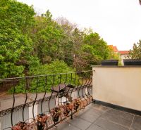 Der Balkon der 3-Zimmer-Wohnung in der Beblavého-Straße in Bratislava bietet einen Blick ins Grüne.