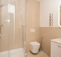 Badezimmer in einer 3-Zimmer-Wohnung mit Dusche und Toilette.