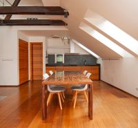 Essbereich in einer 3-Zimmer-Wohnung mit Holzboden und Holzbalken.